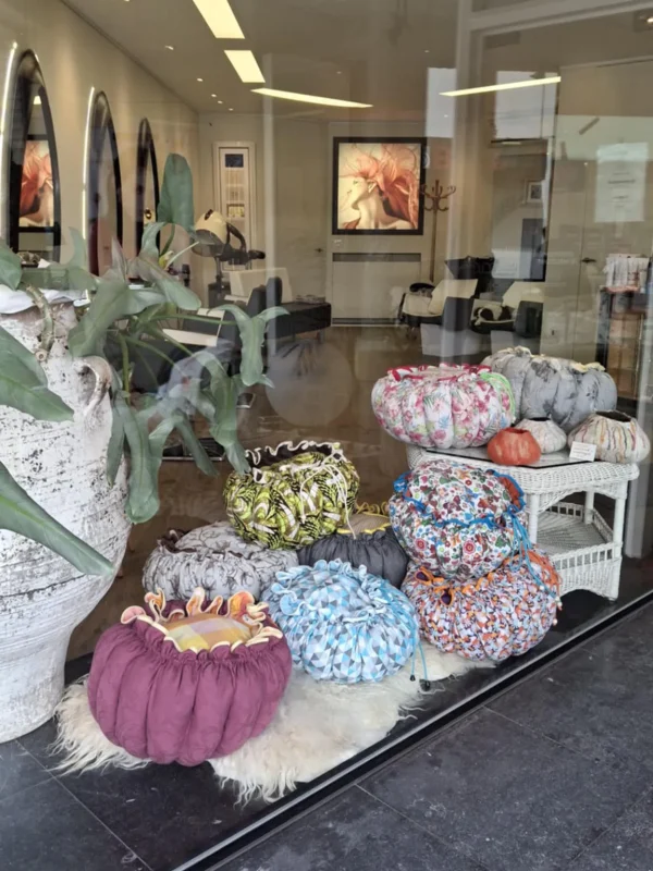 Wolobjecten in ingang kapsalon